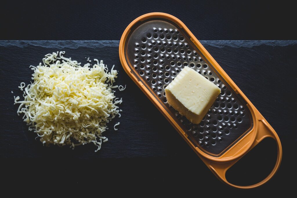 La Asociación Española de Consumidores preocupada por la alerta alimentaria que señalaba la presencia de astillas en queso rallado