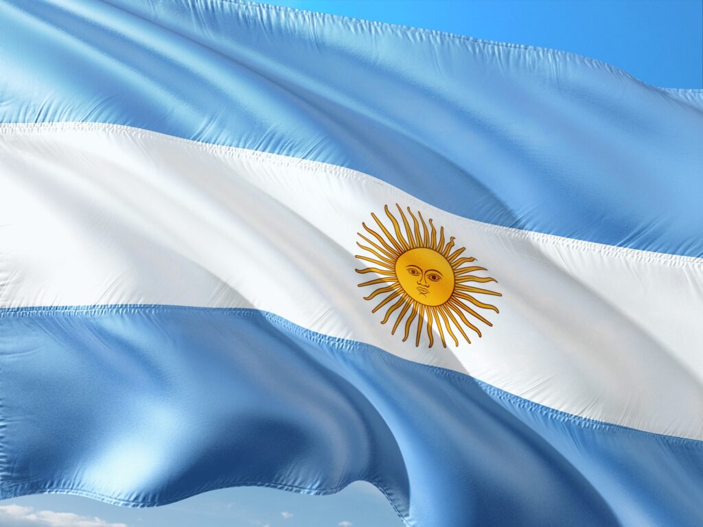 La Asociación Española de Consumidores colabora con la asociación argentina Arco de Acción Ciudadana para atender a los deudores vulnerables residentes en España