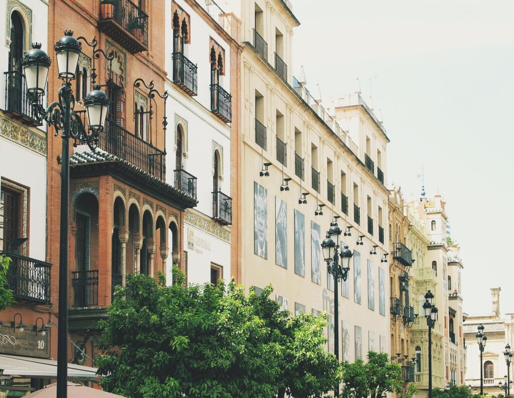 La Asociación Española de Consumidores ofrece consejos para evitar problemas en la contratación de balcones para ver la Semana Santa
