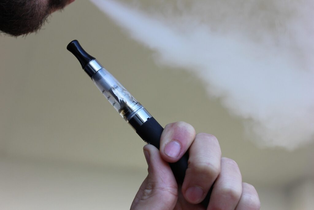 La Asociación Española de Consumidores muestra rechazo a la prohibición de fumar en terrazas y las sanciones a padres por el consumo de menores en el Proyecto de Ley del Tabaco aprobado hoy por el Gobierno de España