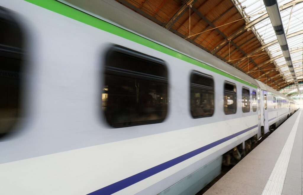 La Asociación Española de Consumidores denuncia el deterioro del transporte público en el Día Mundial sin Automóvil