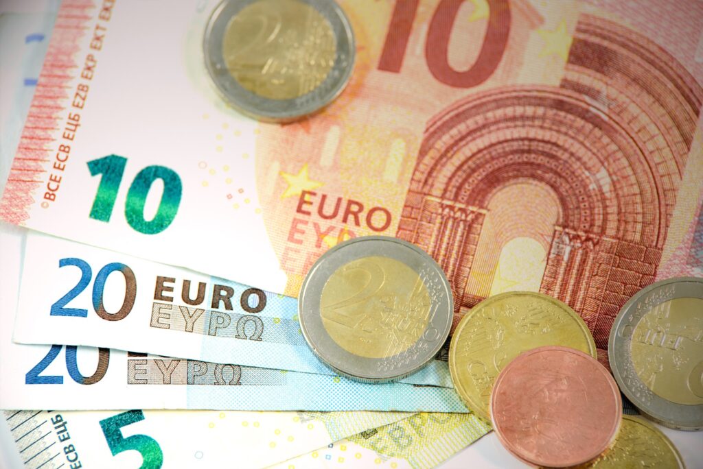 AEPF y Asociación Española de Consumidores ponen en marcha un canal de consultas sobre economía familiar y finanzas personales
